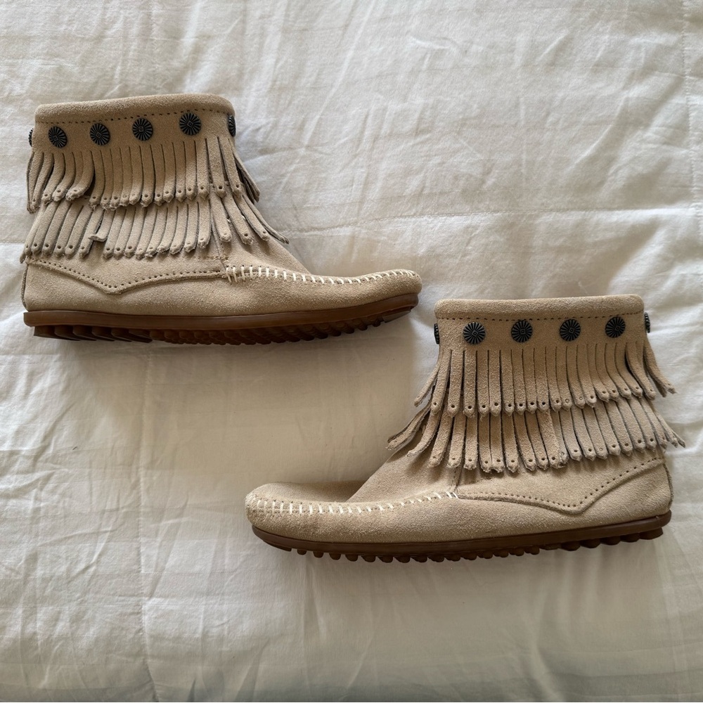 Minnetonka Beige Fringed Moccasins